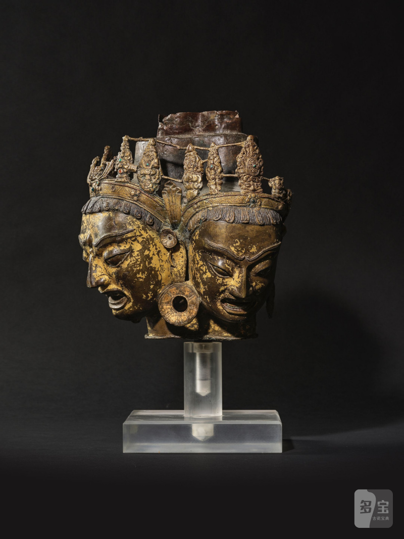 西藏 十五/十六世紀 鎏金銅錘揲三面觀音首 | FRAGMENT DE TÊTE D'AVALOKITESHVARA À TROIS VISAGES EN CUIVRE REPOUSSÉ ET DORÉ - 图3